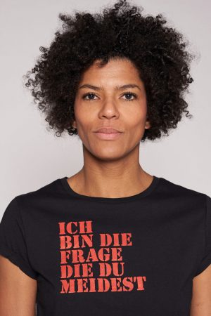 Ich bin die Frage die Du meidest - Damenshirt mit aufgerolltem Arm von Elternhaus